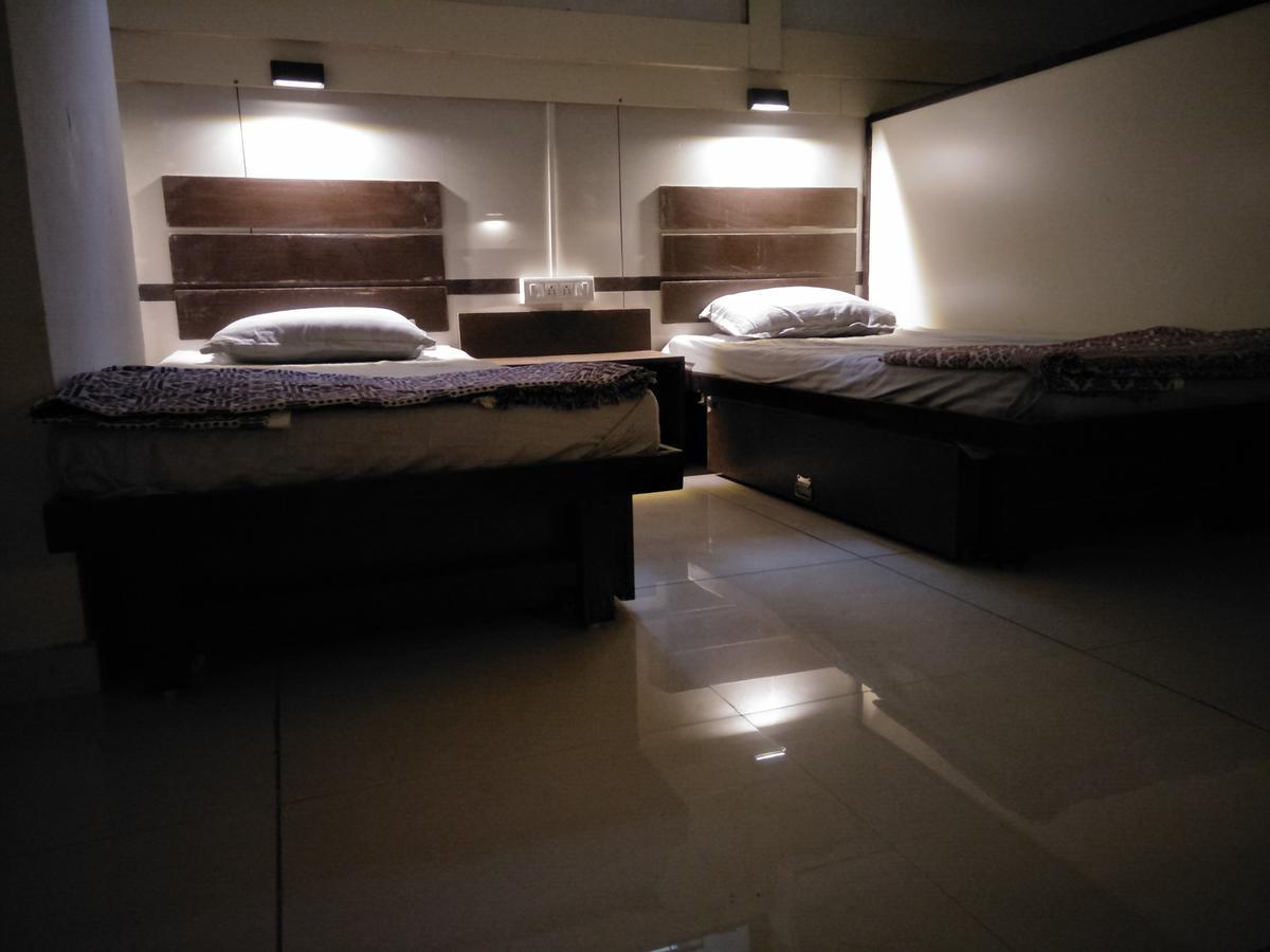 Night Halt Dormitory Ahmedabad Eksteriør bilde