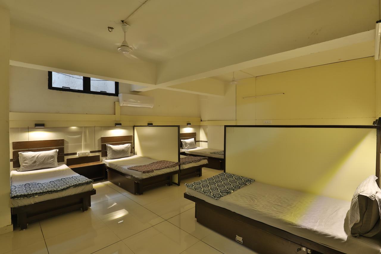 Night Halt Dormitory Ahmedabad Eksteriør bilde