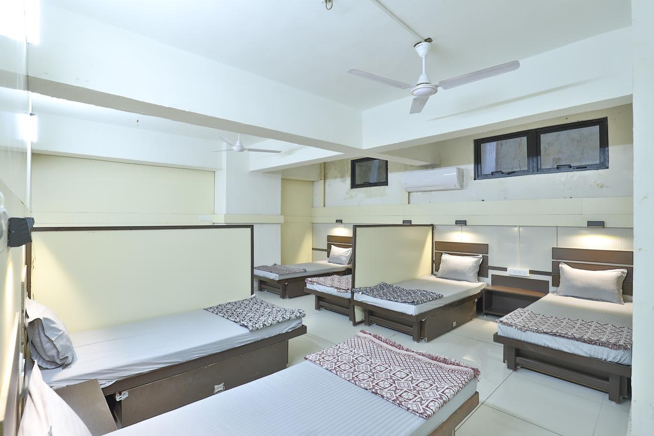 Night Halt Dormitory Ahmedabad Eksteriør bilde