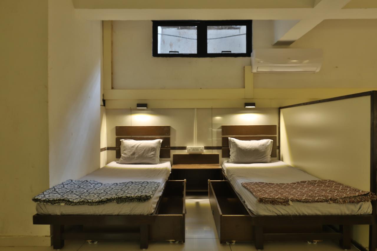 Night Halt Dormitory Ahmedabad Eksteriør bilde