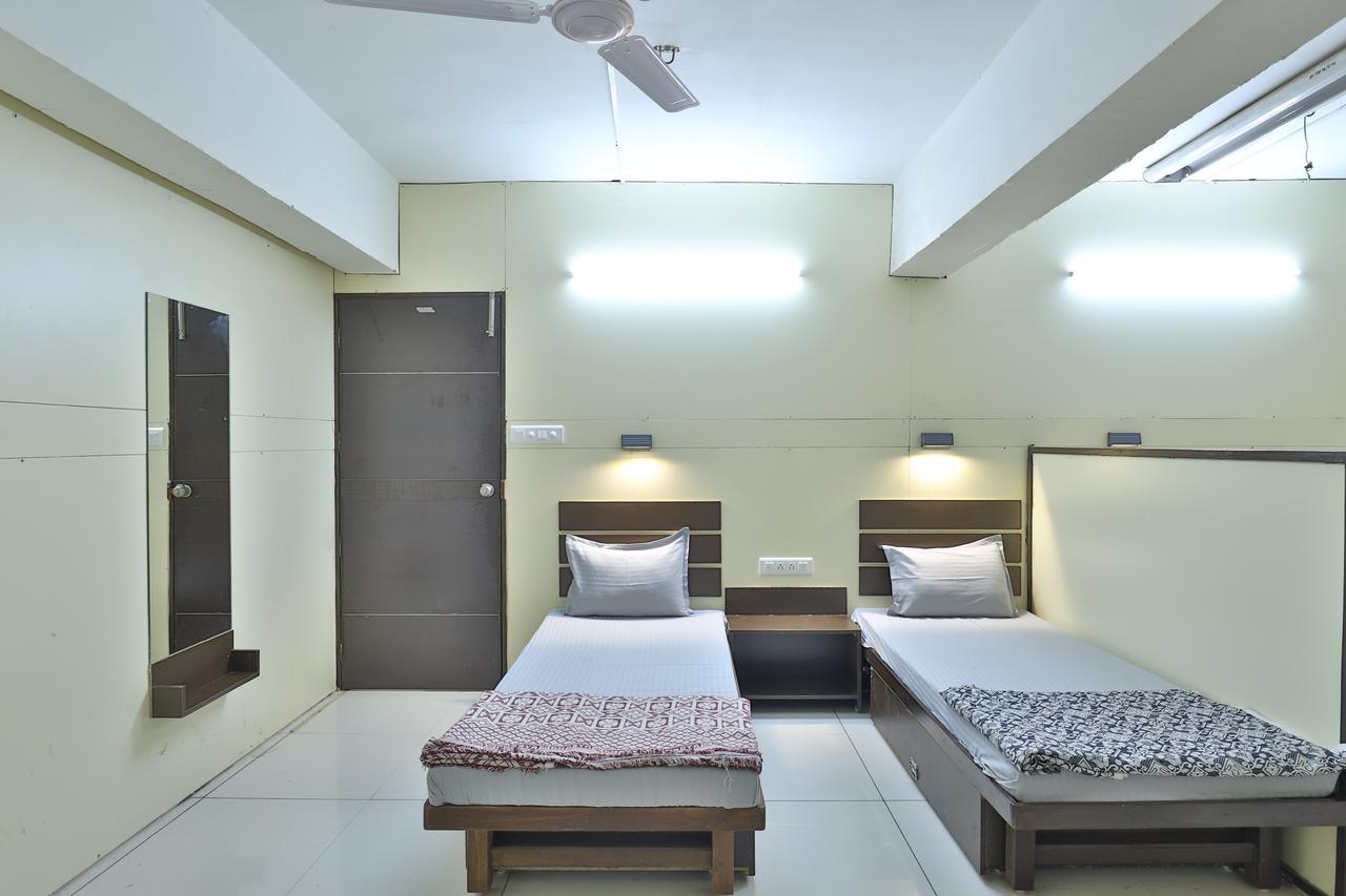 Night Halt Dormitory Ahmedabad Eksteriør bilde