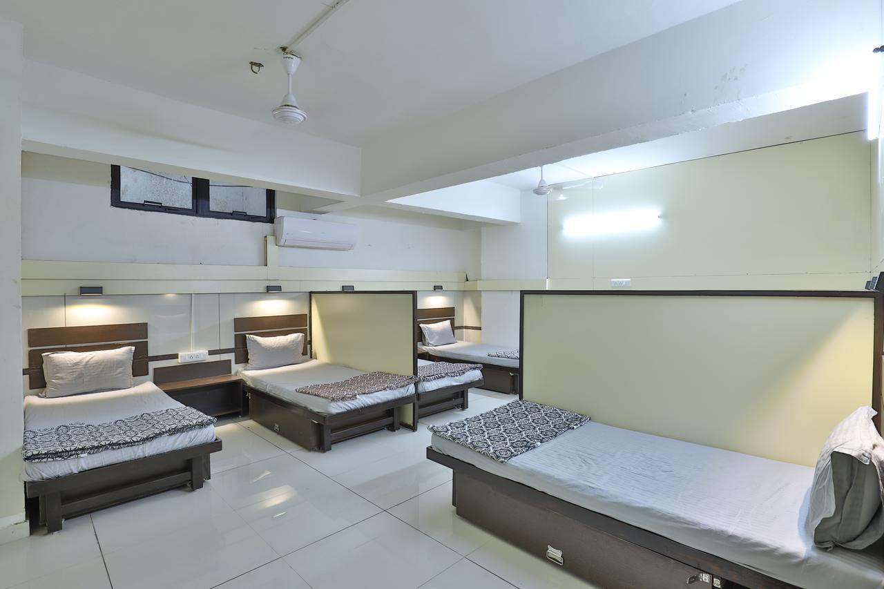 Night Halt Dormitory Ahmedabad Eksteriør bilde