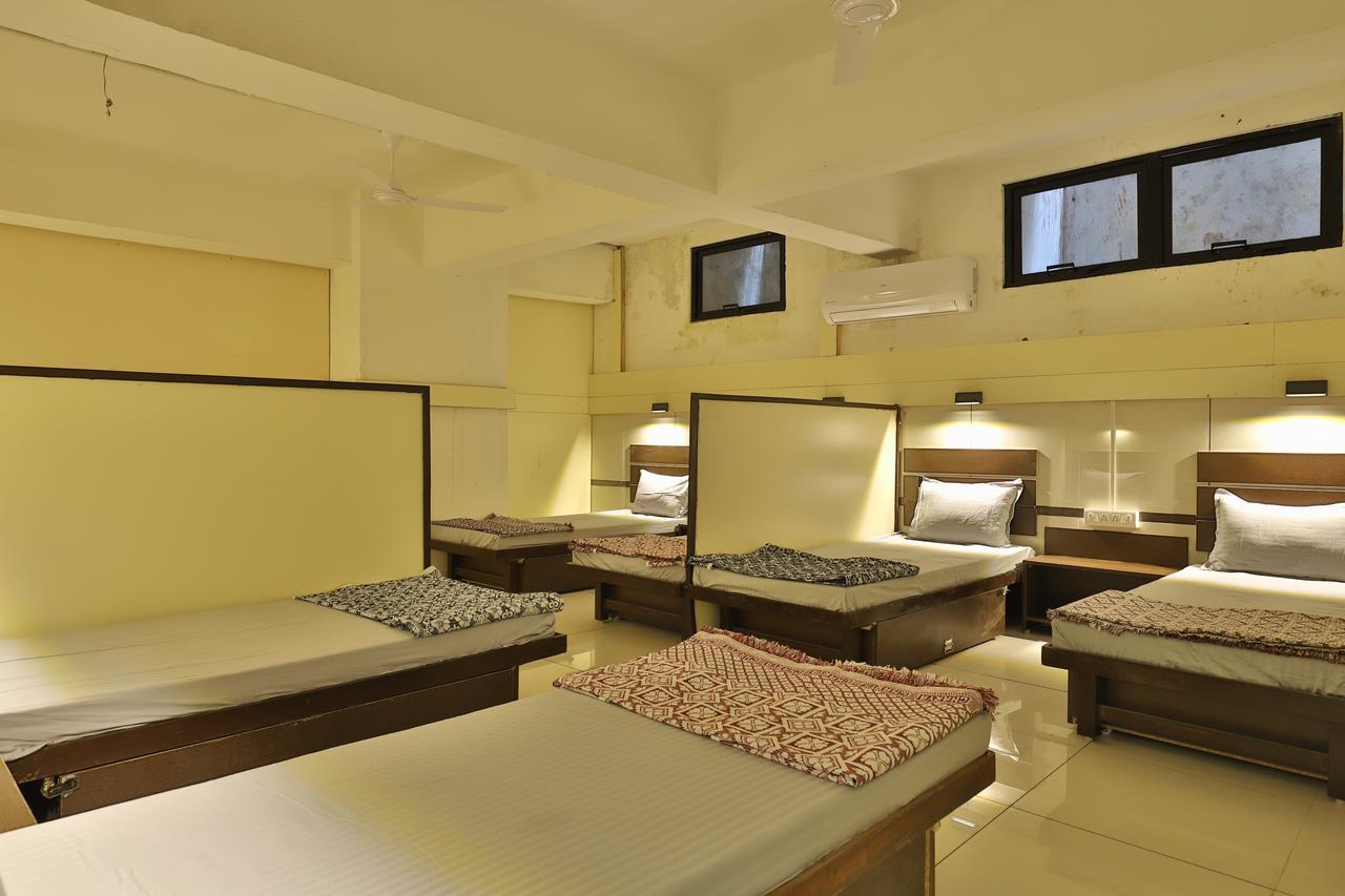 Night Halt Dormitory Ahmedabad Eksteriør bilde