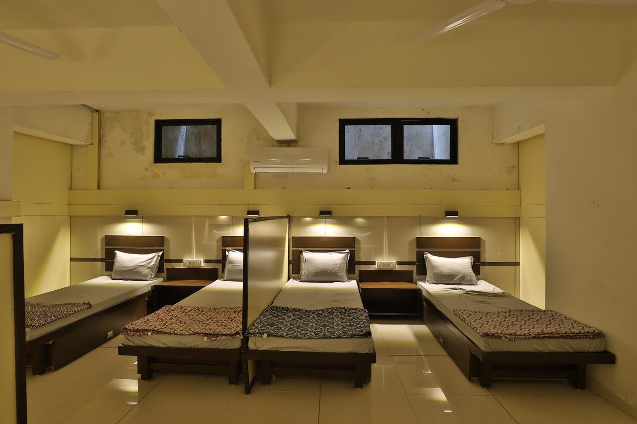 Night Halt Dormitory Ahmedabad Eksteriør bilde
