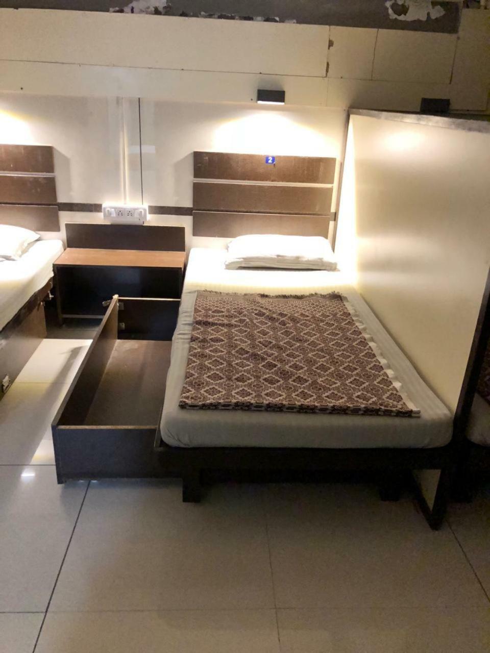 Night Halt Dormitory Ahmedabad Eksteriør bilde