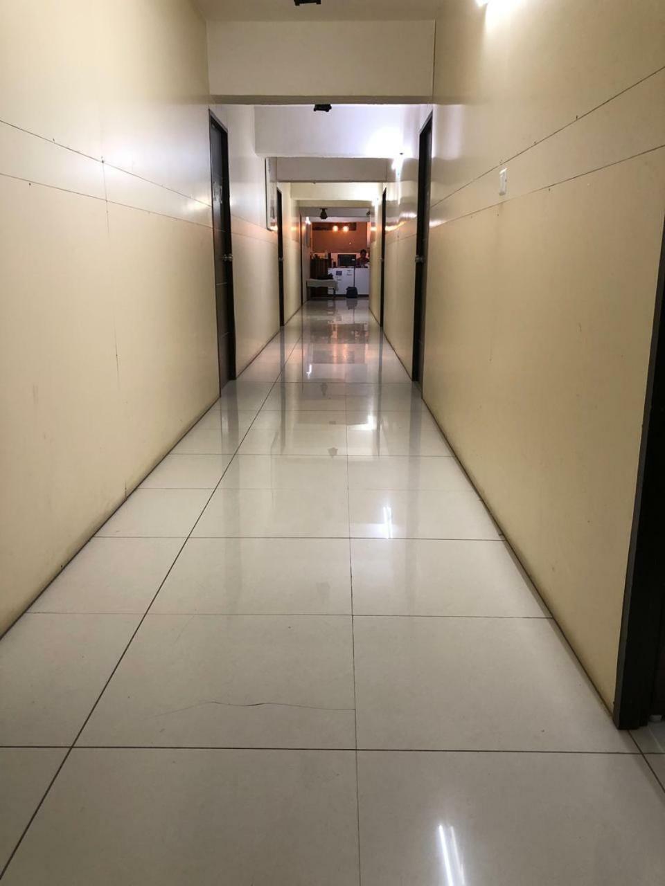 Night Halt Dormitory Ahmedabad Eksteriør bilde