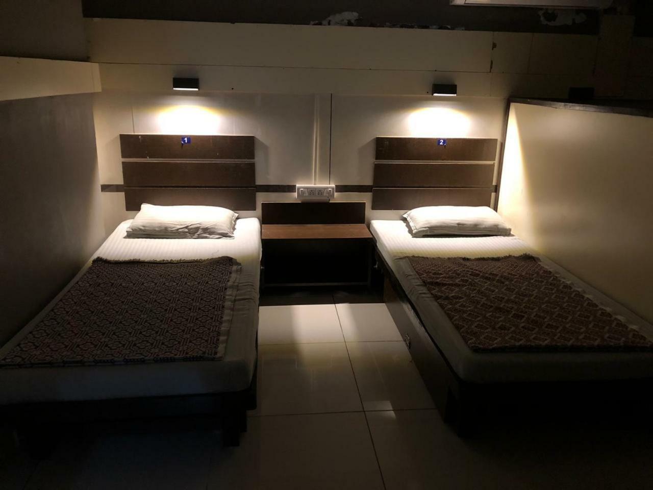 Night Halt Dormitory Ahmedabad Eksteriør bilde